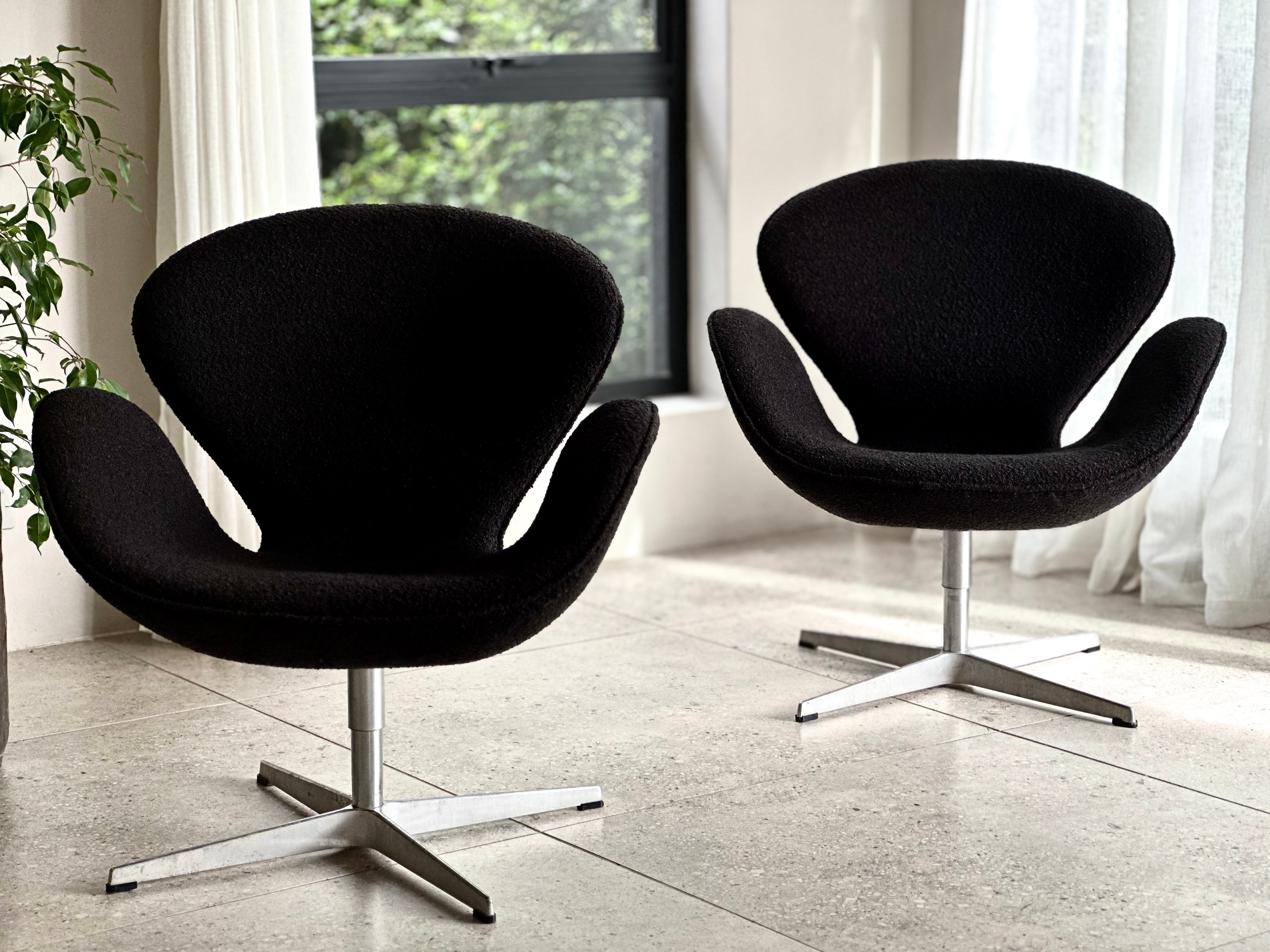 Model 3320, Swan Chair by Arne Jacobson for Fritz Hansen - Priced