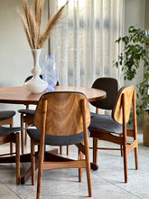 Load image into Gallery viewer, Retro Round Dining Table
