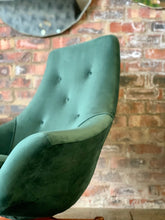 Load image into Gallery viewer, Grafton Everest Swivel Chair
