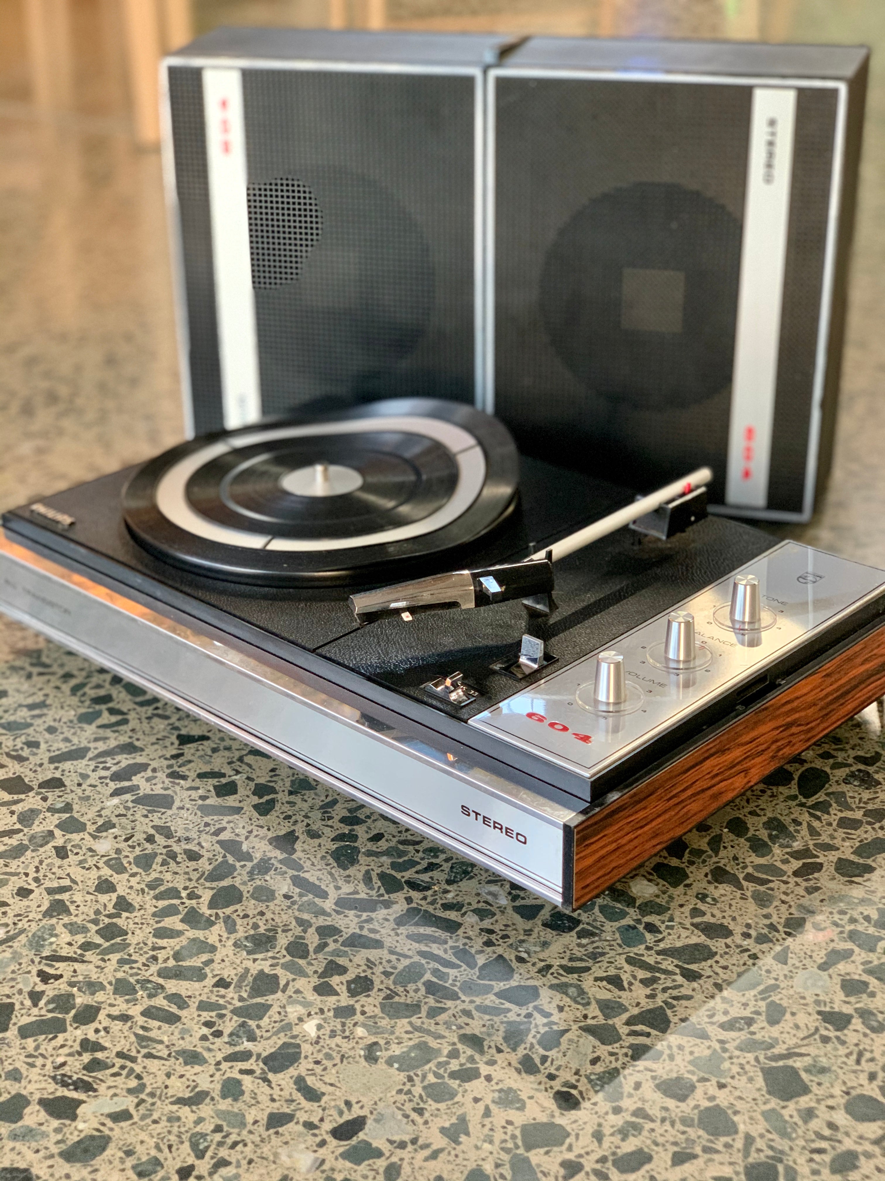 Portable Philips Vinyl Player in case with speakers – RE-TREND