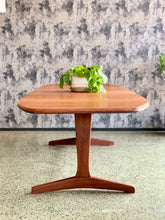 Load image into Gallery viewer, Sapele/ mahogany Novocraft 8 seater table
