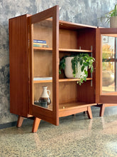 Load image into Gallery viewer, Retro bookcase with glass door
