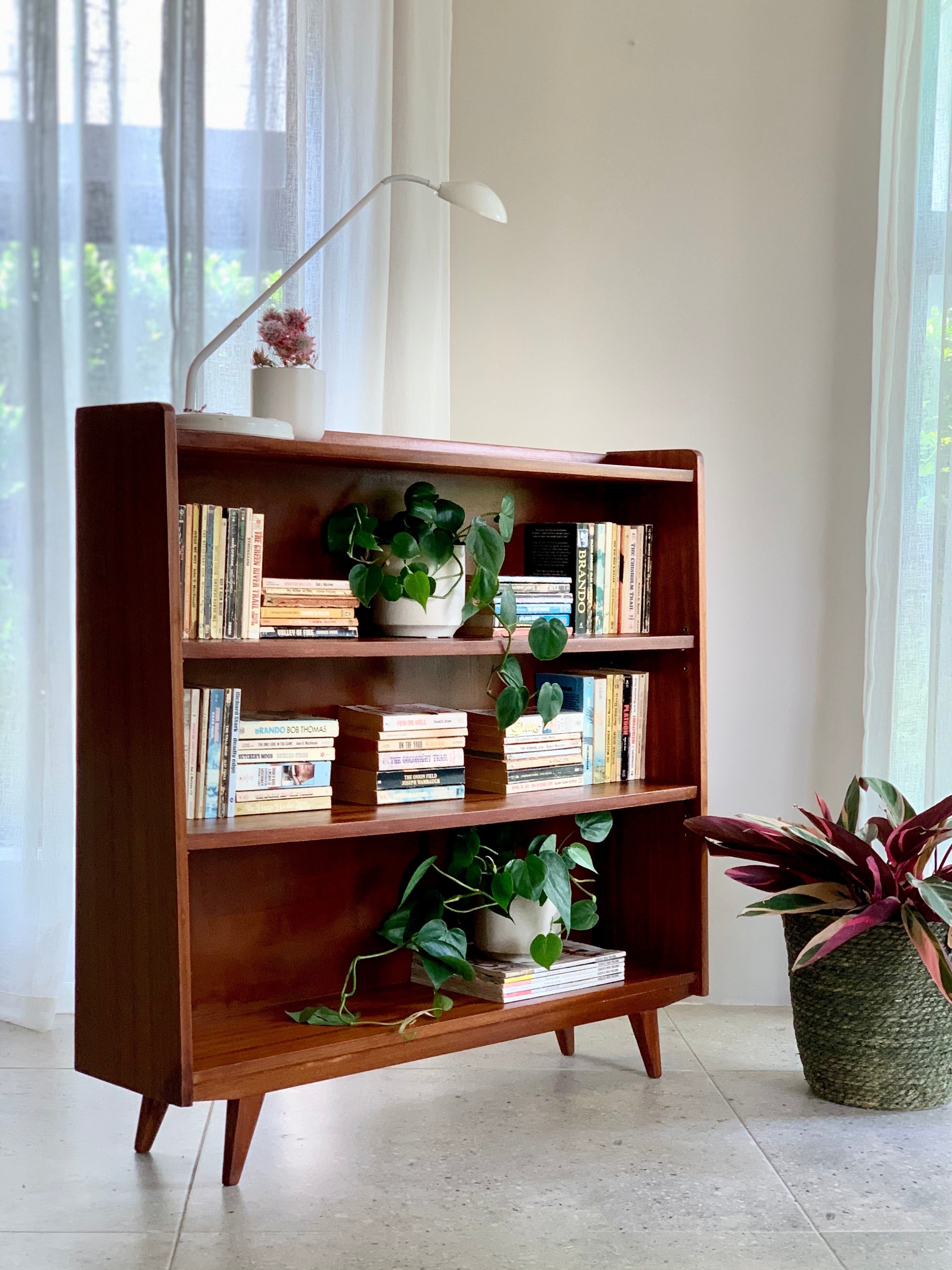 Retro Bookshelf – RE-TREND